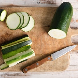 Zomerse salade met courgette